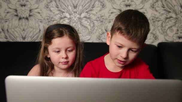 Crianças usando laptop para aprendizagem on-line, crianças felizes olhando para o computador — Vídeo de Stock