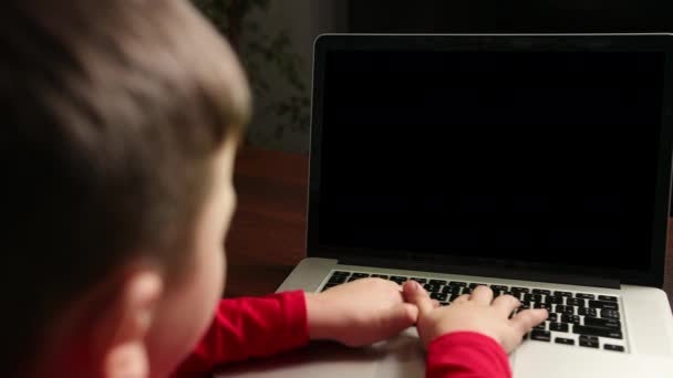 Lección de educación a distancia para niños, tecnología para niños. Niño haciendo escuela — Vídeos de Stock