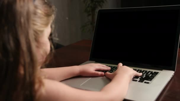 Lección de educación a distancia para niños, tecnología para niños. Niña haciendo escuela — Vídeo de stock