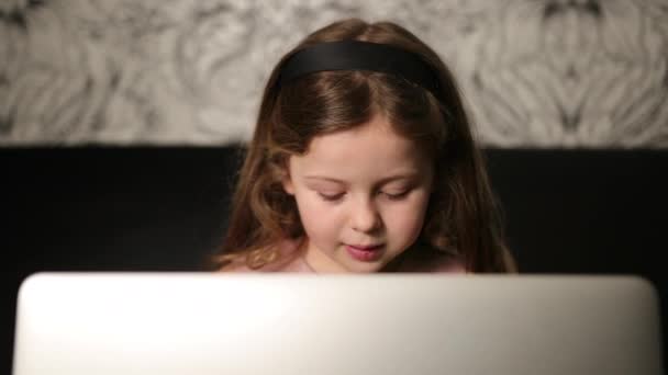 Porträtt ung flicka som håller laptop. Hon använder dator hemma. Sex år gammal 6 — Stockvideo