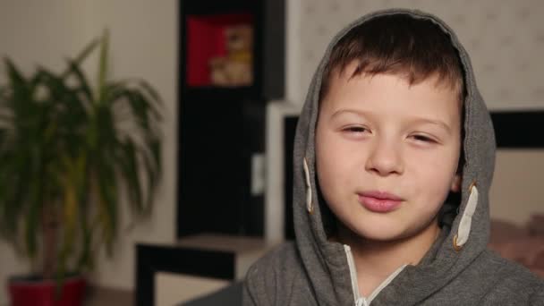Pojken i huvan säger: "Porträtt av en ung stilig pojke". — Stockvideo