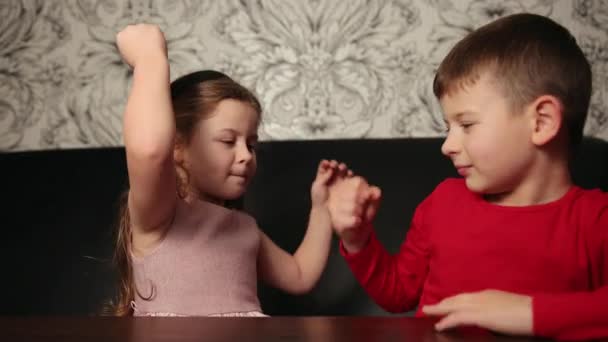 Niño y niña juegan a las tijeras de papel de roca. Niños felices, niños jugando juego — Vídeos de Stock