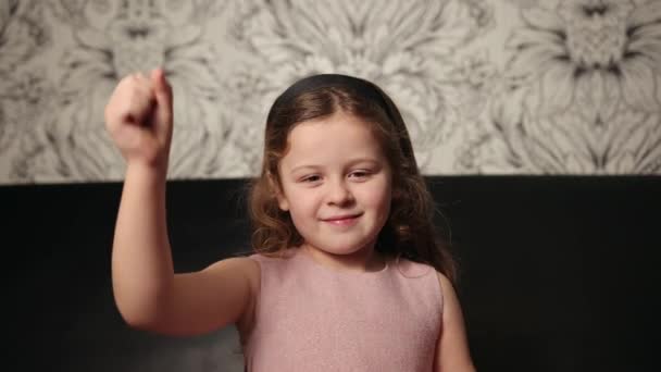 Little girl play rock paper scissors. Children, kids playing a game of luck. — Stock Video