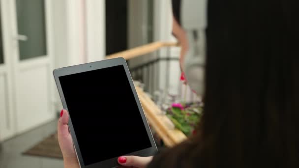 Zakelijke vrouw in cafe werkt met tablet video gesprekken. Mobiel werken buiten — Stockvideo