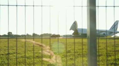 An124 yüklemeye hazır, Antonov an-124 yerde ve açık.