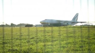 An124 yüklemeye hazır, Antonov an-124 yerde, en büyük uçak.