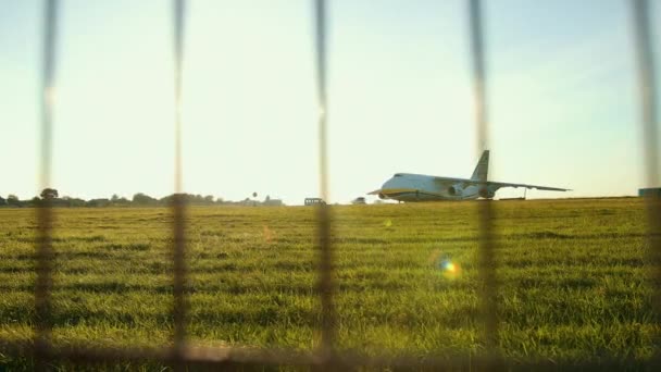 Taşıma için Antonov an-124 uçağına yüklendi. Uzun menzilli ağır ulaşım — Stok video
