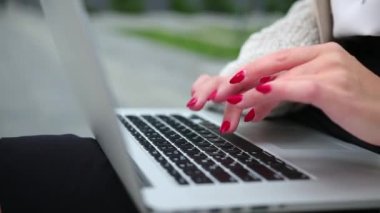 Çağdaş laptopta tuşlara basan kadın parmaklar. Bilgisayarda çalışıyorum..