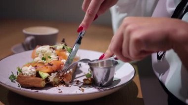 Akşam yemeği ve çeşitli yemekler. Zarif bir yemekte zarif bir kadın. Görünüş bayan