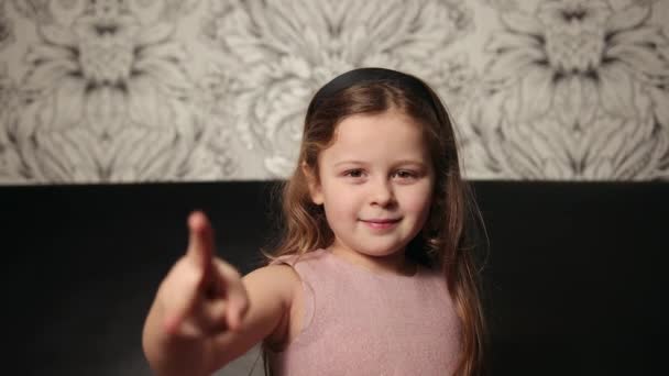Little girl play rock paper scissors. Children, kids playing a game of luck. — Stock Video