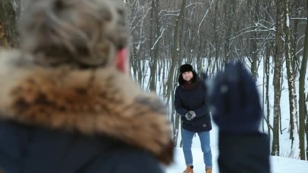 雪で遊ぶカップル、冬にボールを投げるボーイフレンド。恋のペア — ストック動画