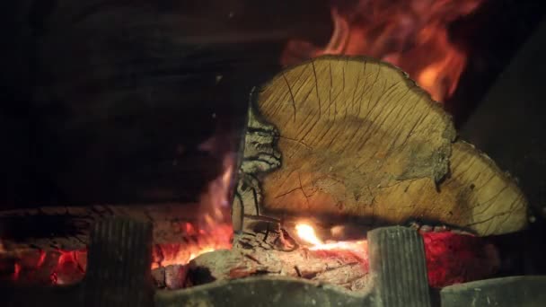 Το ξύλο καίγεται στο τζάκι. Καυτές γλώσσες φωτιάς καίγονται. Ζεστό, ρομαντικό — Αρχείο Βίντεο