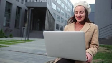 Bilgisayar oyunu tasarımı için modern portre. Akıllı ev konsepti. Beyaz ırk