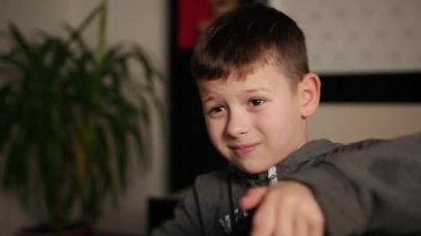 Dostlar için eğlenceli oyun konsepti. Küçük mutlu çocuk joystickle oynuyor.