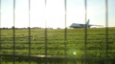 An124 yüklemeye hazır, Antonov an-124 yerde, en büyük uçak.