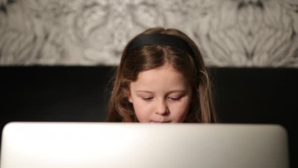 Porträtt ung flicka som håller laptop. Hon använder dator hemma. Sex år gammal 6 — Stockvideo
