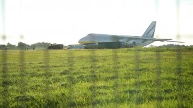 An124 yüklemeye hazır, Antonov an-124 yerde, en büyük uçak.