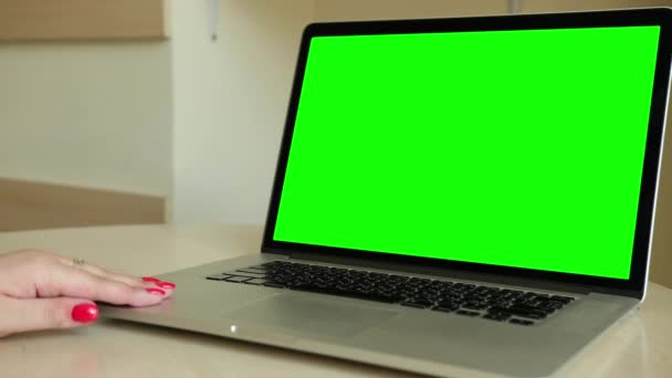 Mujer usando laptop con pantalla verde en blanco en el interior. Chat en Internet — Vídeos de Stock