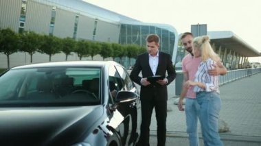 Satış danışmanı elinde klasörle araba satar. Satın Al