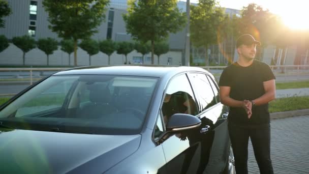 Kobieta w koszuli w paski. Kobieta sprzedaje samochód uśmiechniętemu młodemu klientowi. — Wideo stockowe