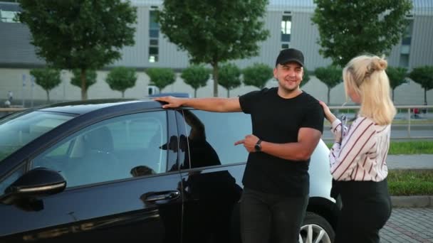 Mujer con camisa a rayas. Vendedor joven entregando la echada de las ventas al hombre que compra — Vídeos de Stock