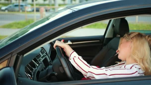 Mooie vrouw, jonge dame, die in haar auto rijdt. Vrolijk aantrekkelijk vrouwelijk bedrijf — Stockvideo