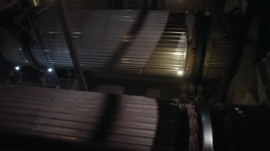 Dönen büyük bir varil, bir pervane. Endüstriyel üretim fabrikası, sanayi.