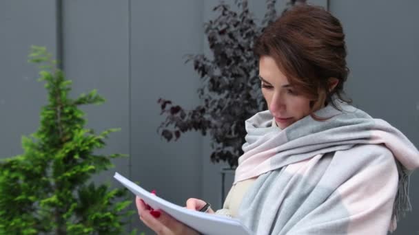 Young business woman sign in documents outside. Office worker, female checks — Stock Video