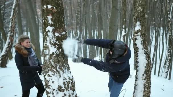 Portrait d'un homme mignon regardant derrière l'arbre. Une femme qui se cache. Souriante fille — Video