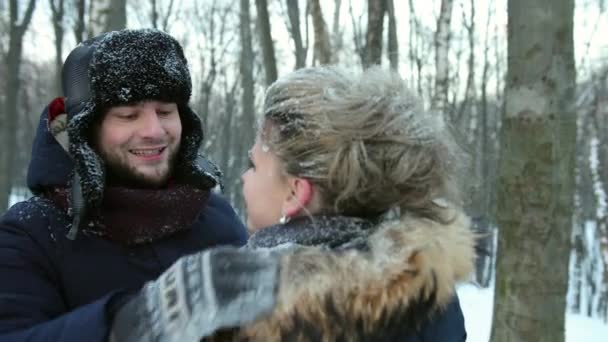 Adam bir kızın tasmasını kardan temizliyor. İlgi ve sevgi, şefkat. Karla kaplı bir yerde — Stok video