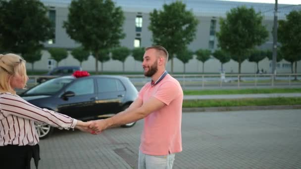 Jelen autó piros masnival. Portré szerető kaukázusi férfi meglepő nő — Stock videók