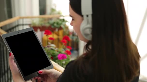 Zakelijke vrouw in cafe werkt met tablet video gesprekken. Mobiel werken buiten — Stockvideo