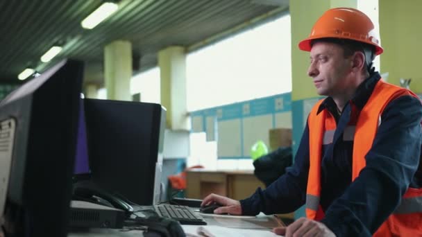 Schwerindustrie, Fabrik männlicher Wirtschaftsingenieur arbeitet am Personal Computer. — Stockvideo