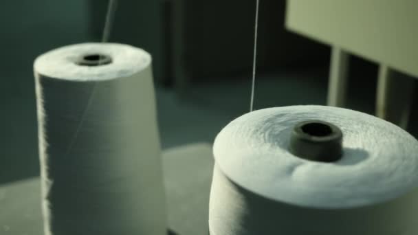Row of textile threads industry. Spools white thread stand on machine. Close-up — Stock Video