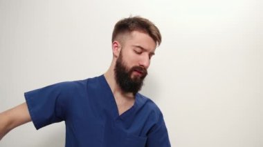 El terapisti doktor. Spor masajı. Hastalarla çalışmak, masaj yapmak.