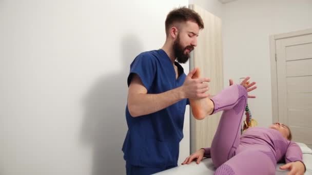 Médecin thérapeute manuel. Massage sportif. Travailler avec le patient, masser — Video