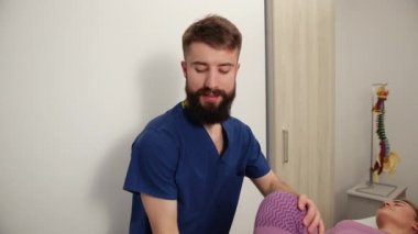 Doktor Osteopat 'ın kadın bacağı için elle tedavi yöntemi var. Kayropraktik, osteopati