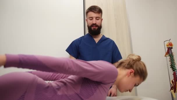 Ajustement chiropratique. Femme souffrant de douleurs au cou. Massage professionnel — Video