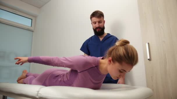 Regulacja kręgosłupa. Kobieta cierpiąca na ból szyi. Profesjonalny masaż — Wideo stockowe