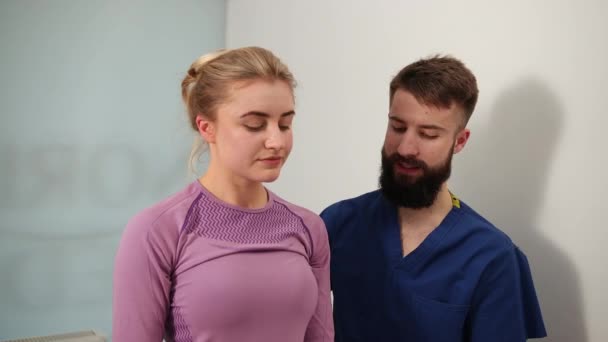 척주 지압 조정 법. 목에 통증을 느끼는 여성. 전문적 인 안마 — 비디오