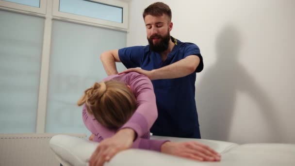 Chiropractic adjustment. Woman suffering from neck pain. Professional massage — Stock Video