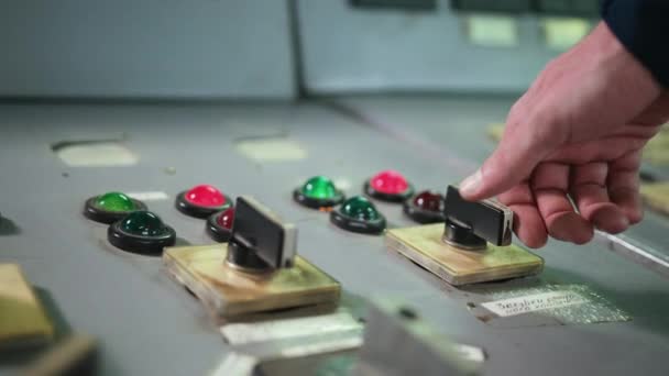 De cerca. Ingeniero revisando tubos de temperatura en la sala de control. empleado de fábrica — Vídeo de stock