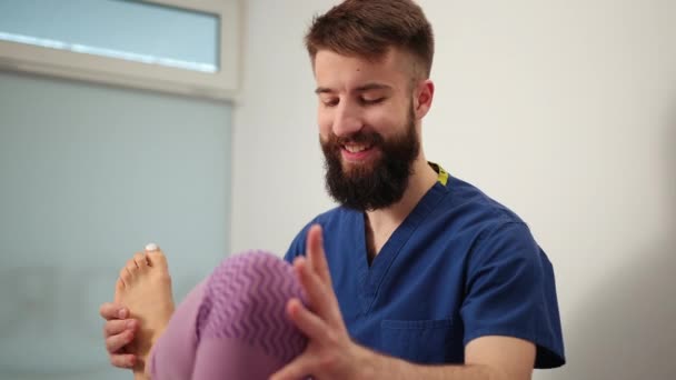 Médico terapeuta manual. Masaje deportivo. Trabajar con el paciente, masajear — Vídeos de Stock