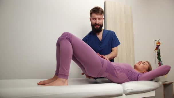 Osteopatik veya kayropraktik manuel terapist tarafından manipüle edilen kız pelvisi. — Stok video