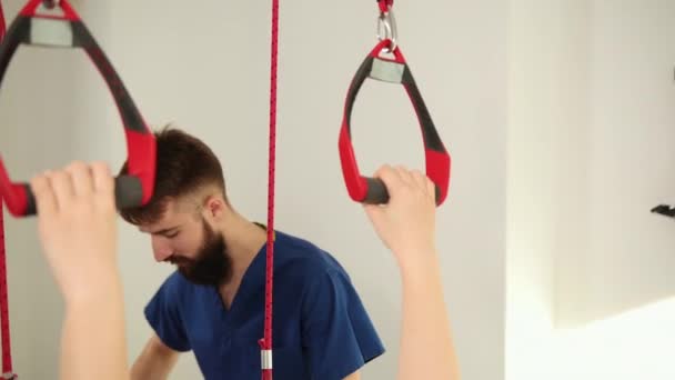 Fisioterapista che fa massaggio medico, fisioterapia manuale, fisioterapica e kinesio — Video Stock