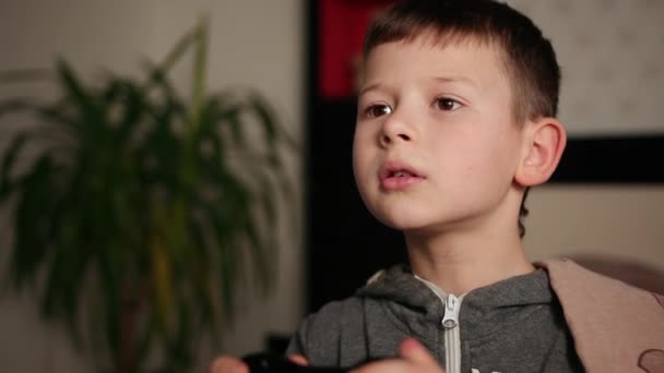 Gaming video games concept tiener jongen spelen spel met joystick, genieten — Stockvideo
