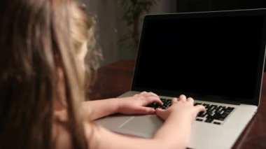 Çocuklar uzaktan eğitim dersi, teknoloji çocukları. Okula giden kız çocuğu