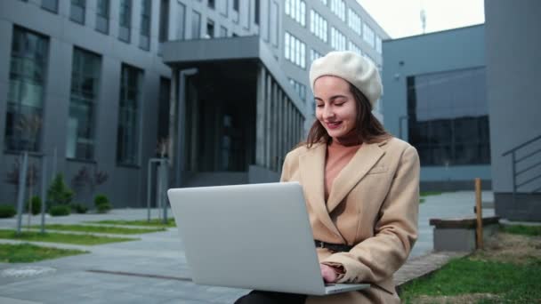 Brunette zakelijke vrouw laptop buiten in mooie stijl op business center — Stockvideo