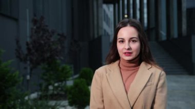 Çevrimiçi iş toplantısı. Genç, güzel esmer model. Vesikalık portre.