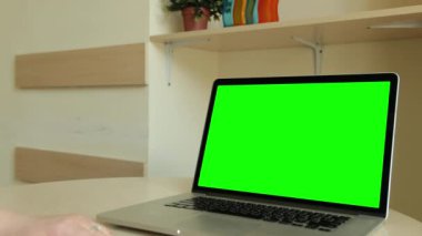 Boş ekranlı modern laptop izole edildi. Kadın elleri defter üzerinde çalışır, internetten.